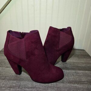 Candies heeled ankle boot size 10M Burghandy